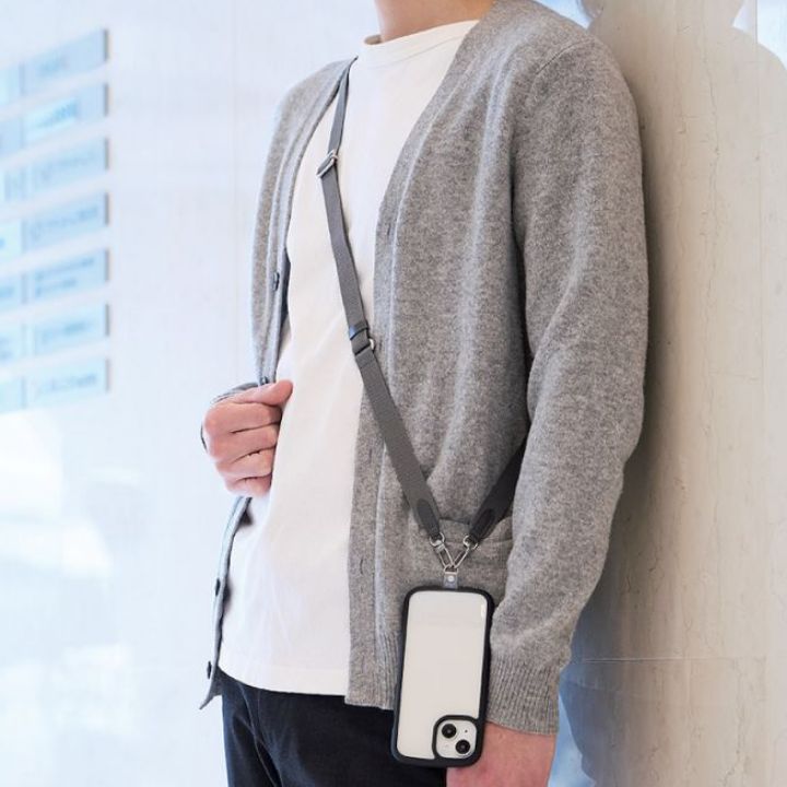 バッグから取り出す手間なくスマートフォンの操作ができる！ショルダーストラップ