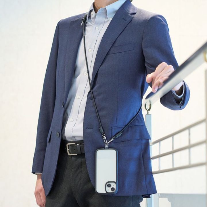 バッグから取り出す手間なくスマートフォンの操作ができる！ショルダーストラップ