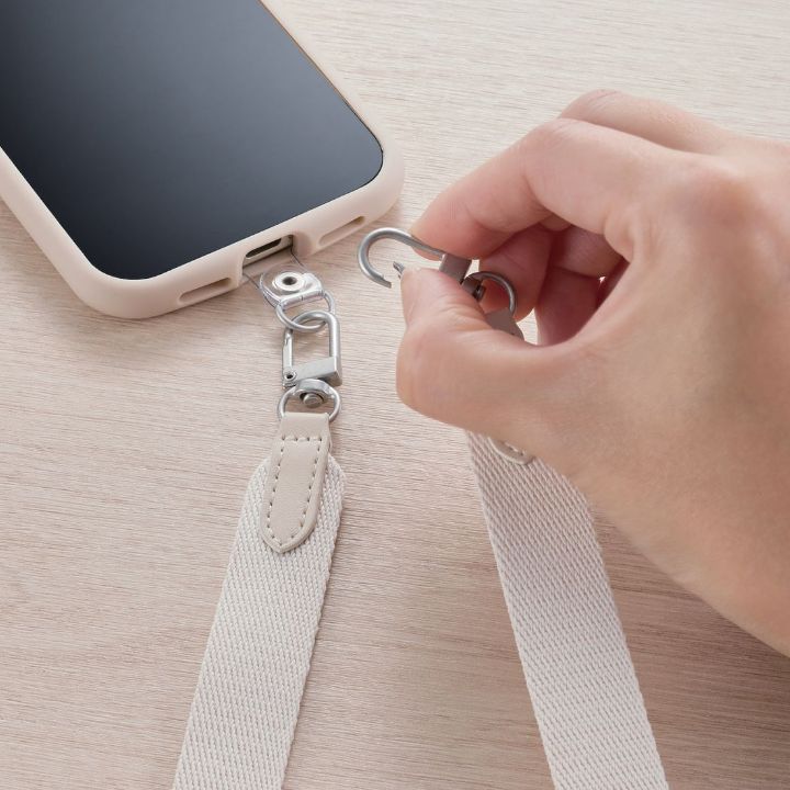 バッグから取り出す手間なくスマートフォンの操作ができる！ショルダーストラップ