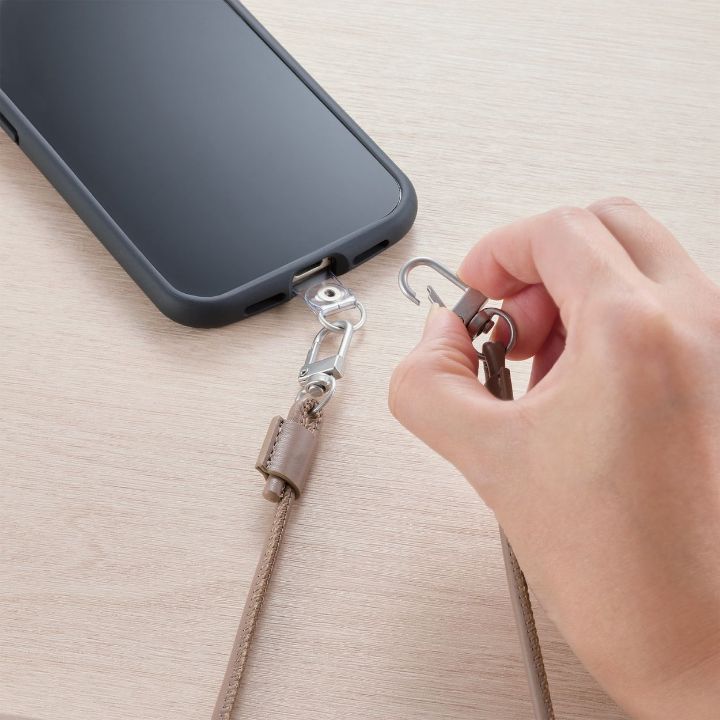 バッグから取り出す手間なくスマートフォンの操作ができる！ショルダーストラップ