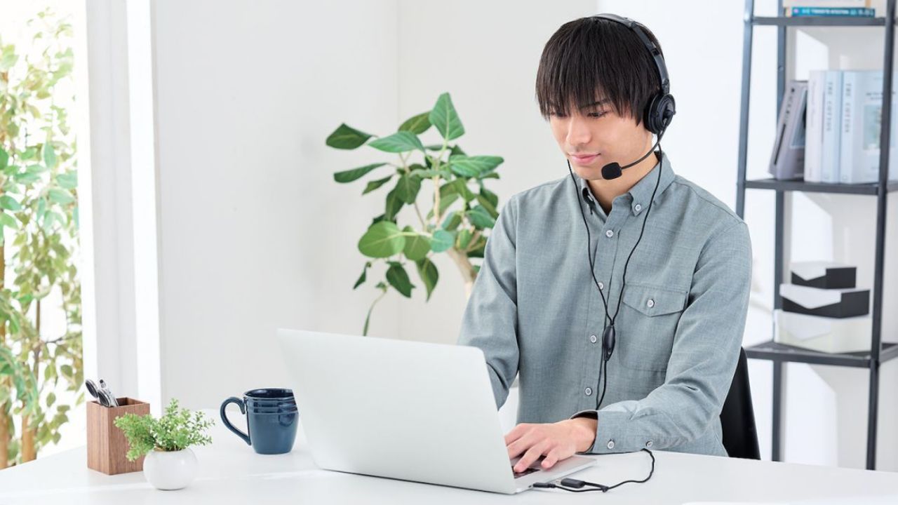 外出先でのWeb会議などに便利な折りたたみ式ヘッドセット