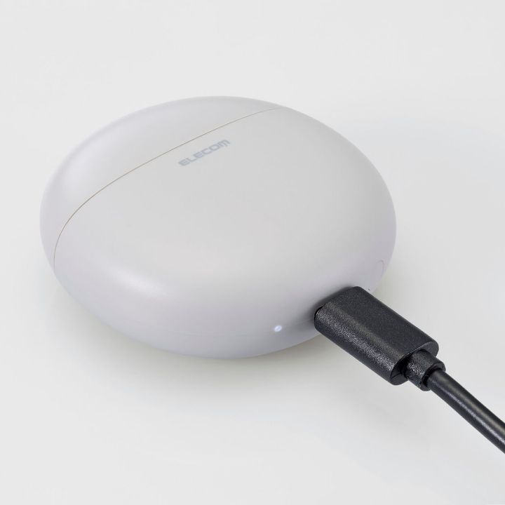ヘッドホンは1回の充電で約5.5時間の連続音楽再生が可能