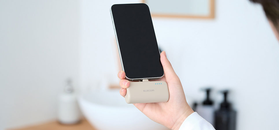 ケーブル要らず！挿すだけで充電できる手のひらサイズのモバイルバッテリーを新発売