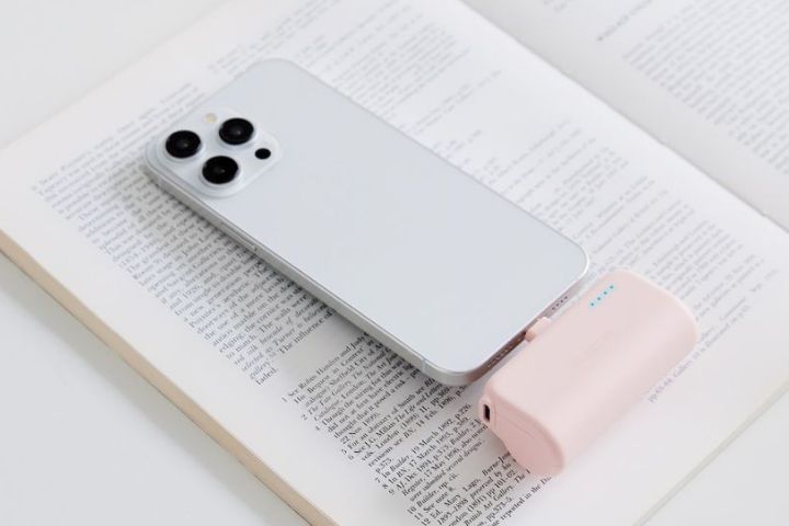 ケーブル不要！挿すだけでどこにいてもサッと充電
