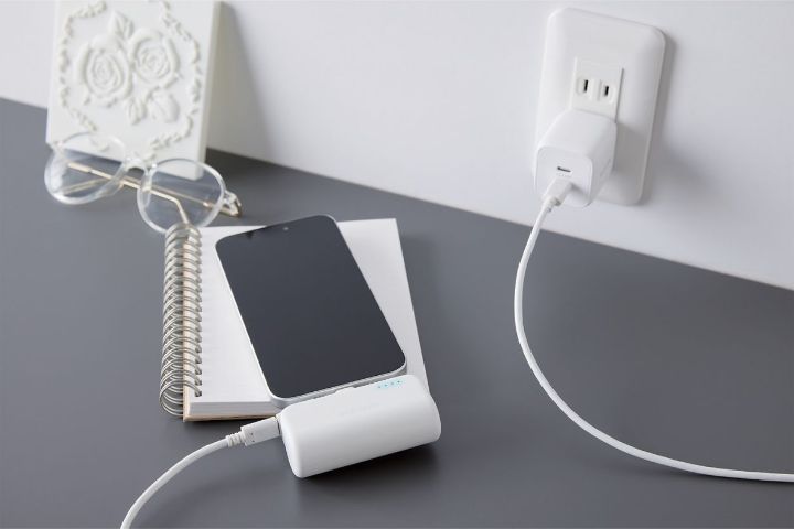 ケーブル不要！挿すだけでどこにいてもサッと充電