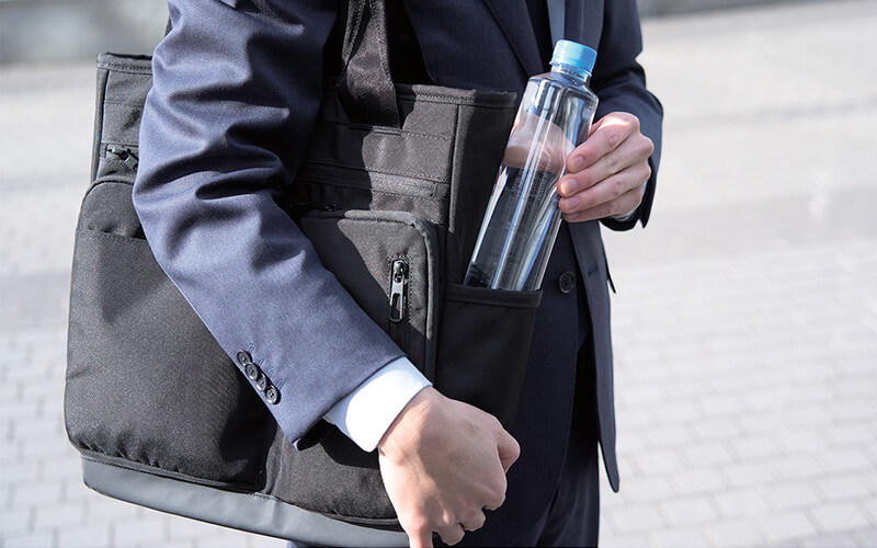 さっと水分補給ができるボトルポケットを装備