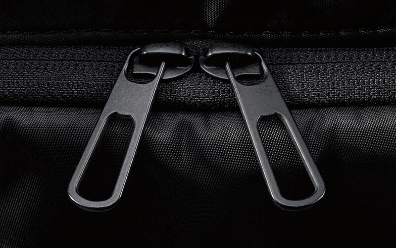 重要な部分には、スムーズな開閉を可能にするYKK製かばん向けファスナーを採用