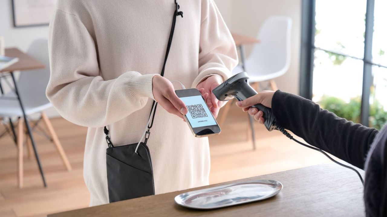 持ち運び＆使用しながら充電可能なショルダーポーチ