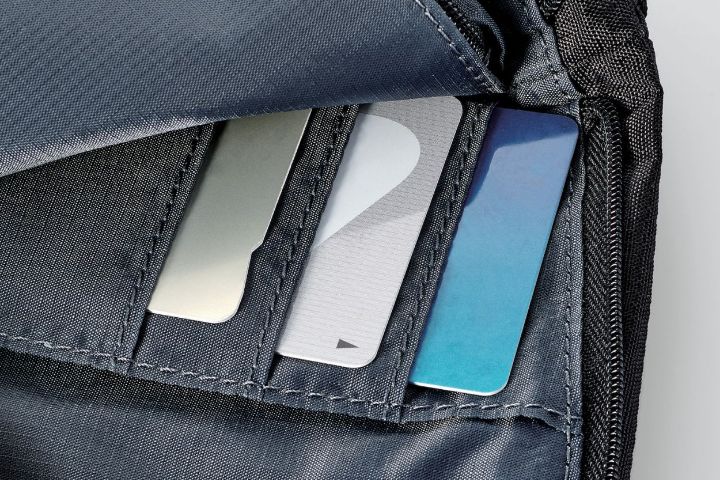 持ち運び＆使用しながら充電可能なショルダーポーチ
