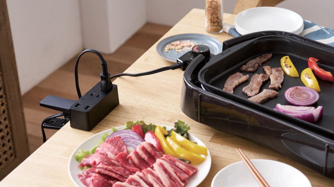 机などにはさんで使えるクリップ機構を搭載した、USBポート付きの電源タップ