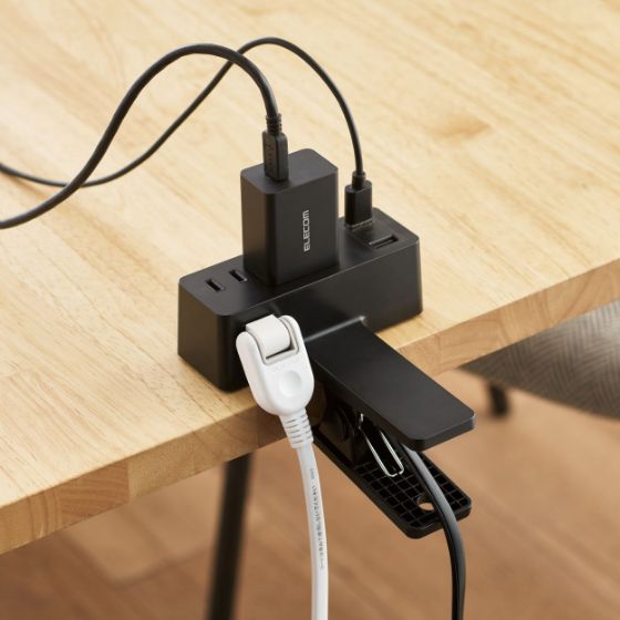机などにはさんで使えるクリップ機構を搭載した、USBポート付きの電源タップ