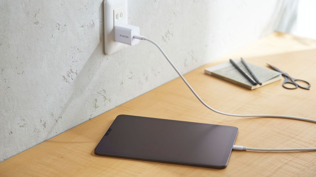 外出先で高速充電できるUSB Power Deliveryに対応のUSB AC充電器