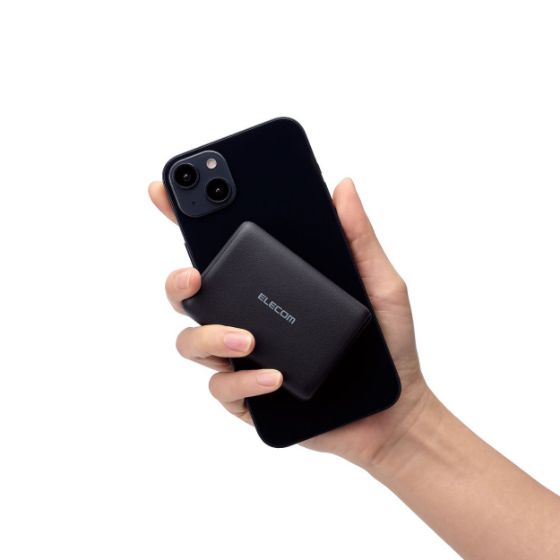 まとめて充電に対応する10,000mAhモバイルバッテリー