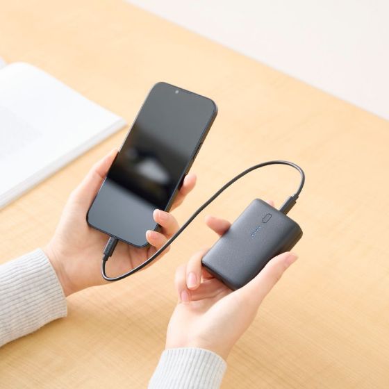まとめて充電に対応する10,000mAhモバイルバッテリー