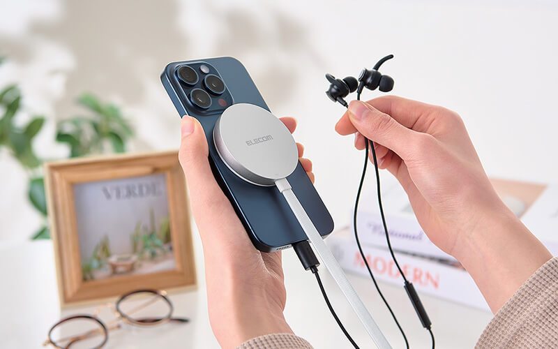 充電しながらでも有線タイプのヘッドホンを使用可能