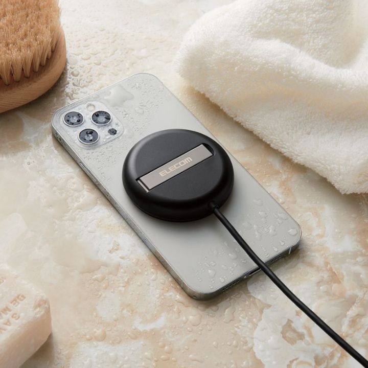 スマートフォンが濡れた直後でも、背面の水滴を拭き取ることですぐに充電できる
