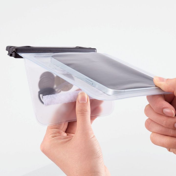 貴重品を分けて収納できる大小2つのポケット付き！スマートフォン用IPX8防水ケース「2ポケットタイプ」