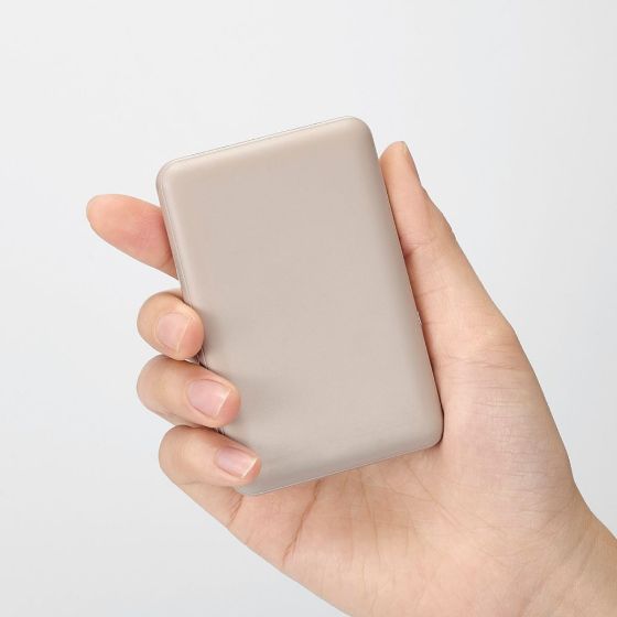 接続機器を自動で見分けて最適な出力ができるおまかせ充電対応！「薄型コンパクトモバイルバッテリー