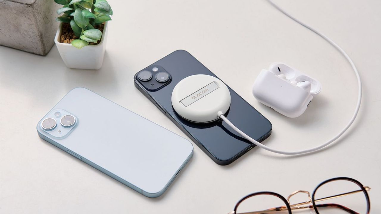 マグネットでQi2対応のスマートフォンに固定するだけで高速充電できるQi2規格対応のワイヤレス充電器