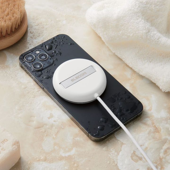 スマートフォンが濡れた直後でも、背面の水滴を拭き取ることですぐに充電できるQi2規格対応のワイヤレス充電器