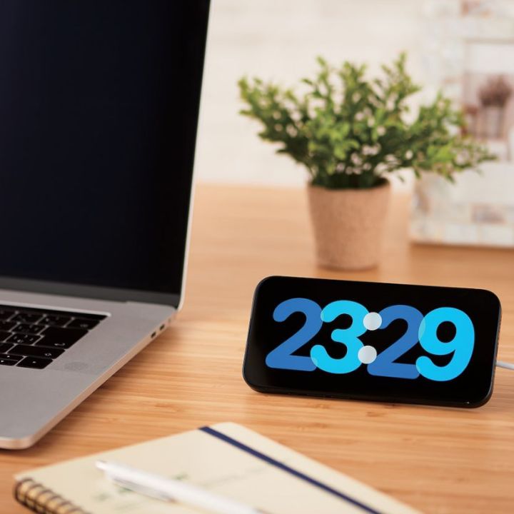 スマートフォンが濡れた直後でも、背面の水滴を拭き取ることですぐに充電できるQi2規格対応のワイヤレス充電器