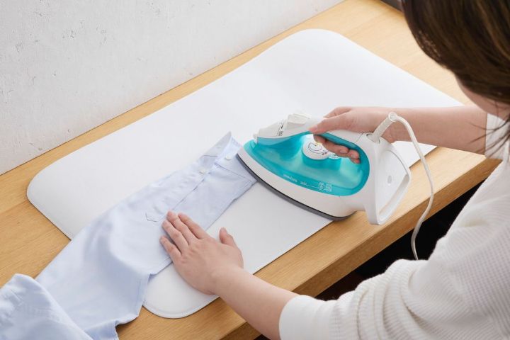 広げるだけで、どこでもアイロンがかけられるアイロンマット