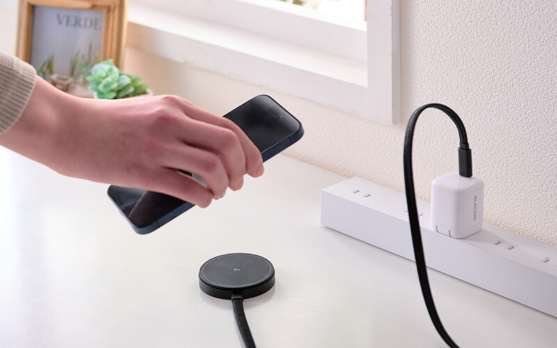 置くだけですぐに充電開始