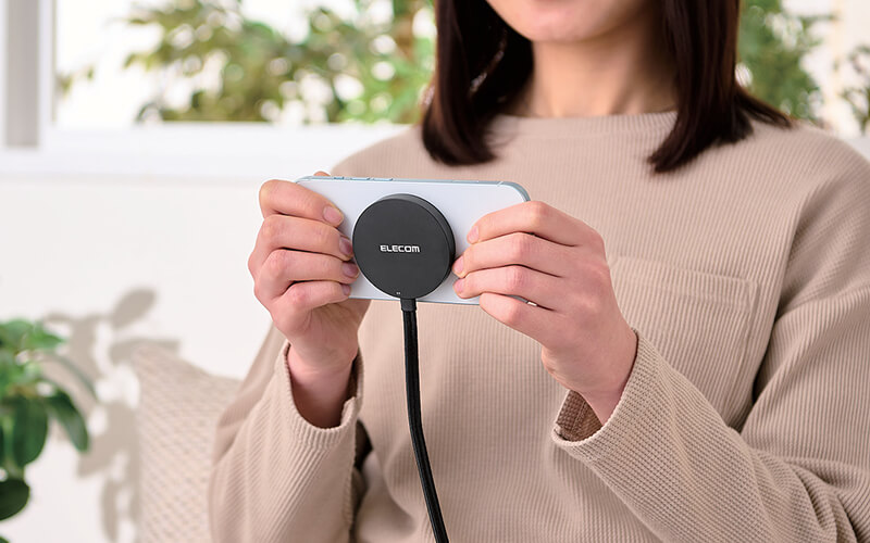 マグネットでスマートフォンの背面にぴったりくっつき、充電中のスマートフォン操作もラクラク