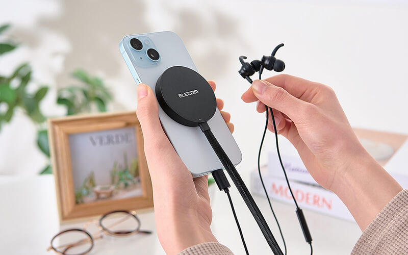充電しながらでも有線タイプのヘッドホンを使用可能