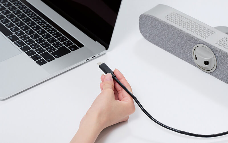 幅広い機種のパソコンで使えるUSB Type-Cケーブルが付属。1本のケーブルで映像と音声に対応