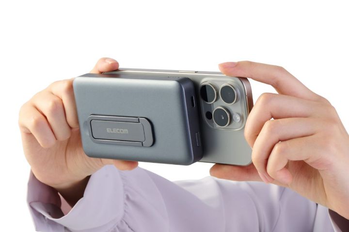 ケーブル要らず！iPhoneにくっつけて充電できる折りたたみスタンド付きモバイルバッテリー
