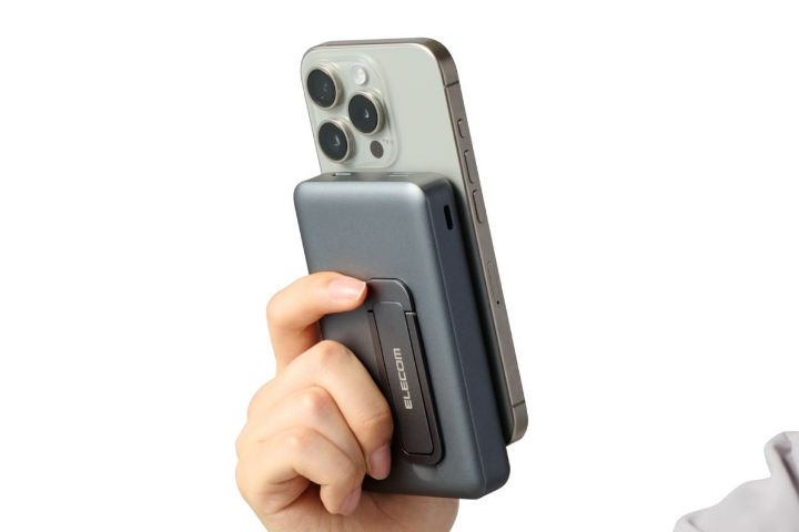 ケーブル要らず！iPhoneにくっつけて充電できる折りたたみスタンド付きモバイルバッテリー
