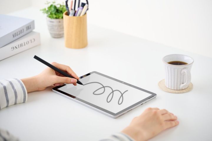 約1.0mmの極細ペン先で繊細に描けるSurface対応の充電式アクティブタッチペン