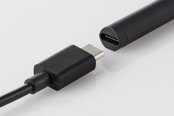 USB Type-C(USB-C)端子を使って充電が可能