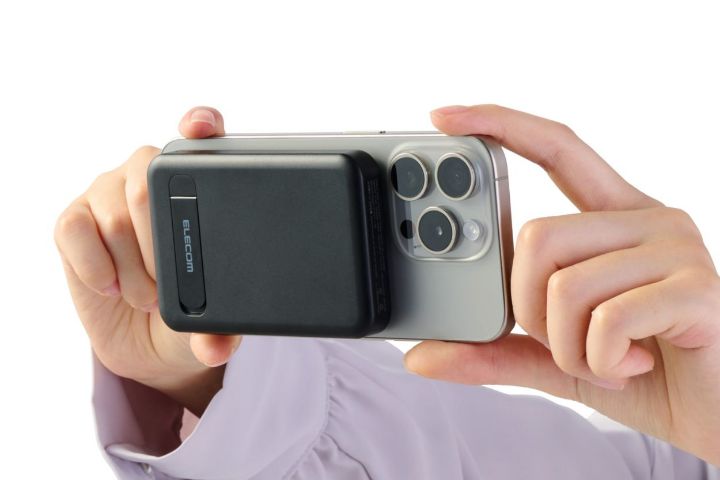 ケーブル要らず！iPhoneにくっつけて充電できる折りたたみスタンド付きモバイルバッテリー