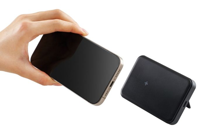 ケーブル要らず！iPhoneにくっつけて充電できる折りたたみスタンド付きモバイルバッテリー