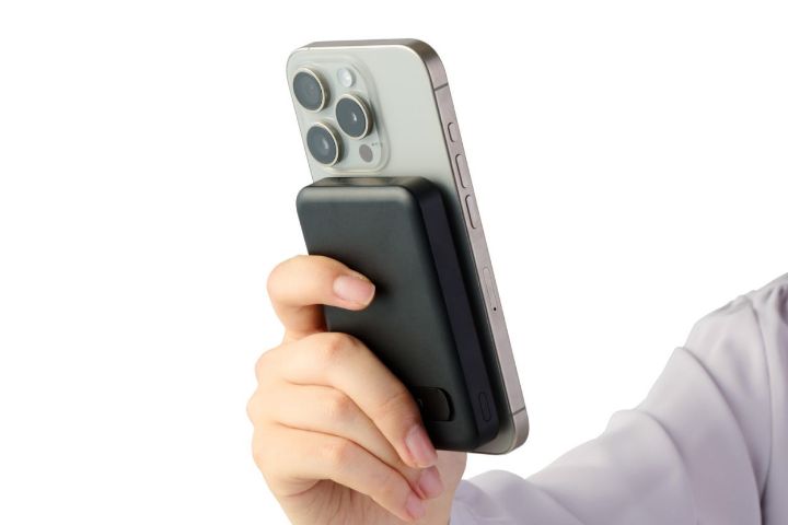 ケーブル要らず！iPhoneにくっつけて充電できる折りたたみスタンド付きモバイルバッテリー