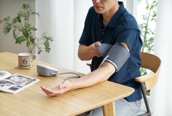 簡単操作で毎日の健康管理をサポートする上腕式血圧計