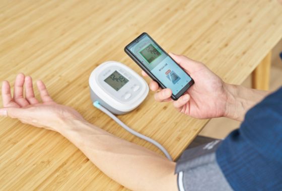 簡単操作で毎日の健康管理をサポートする上腕式血圧計