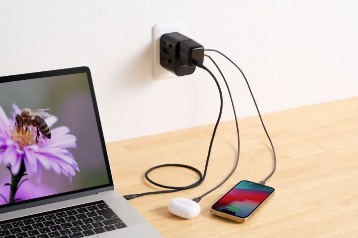 日本のAC充電器を海外の形状に変換できる、USBポート搭載マルチ変換アダプター