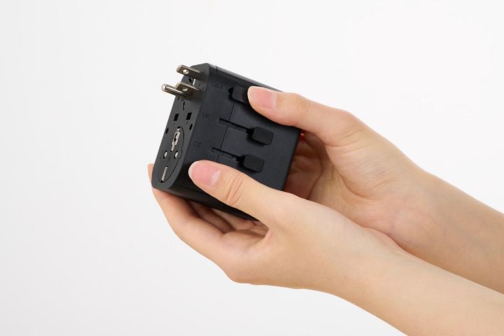 日本のAC充電器を海外の形状に変換できる、USBポート搭載マルチ変換アダプター