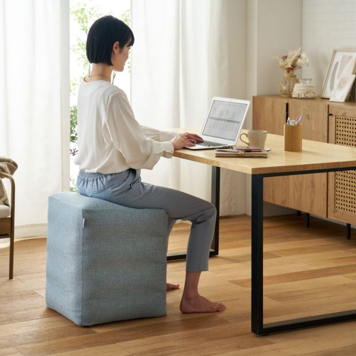 気軽に"ながらトレーニング"ができる四角いバランスボール