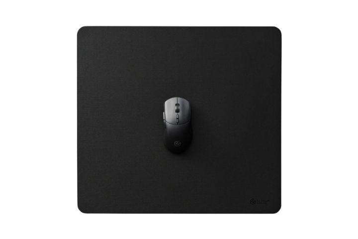 縦・横いずれにもゆとりを持って動ける420mm×460mmのミディアムタイプ
