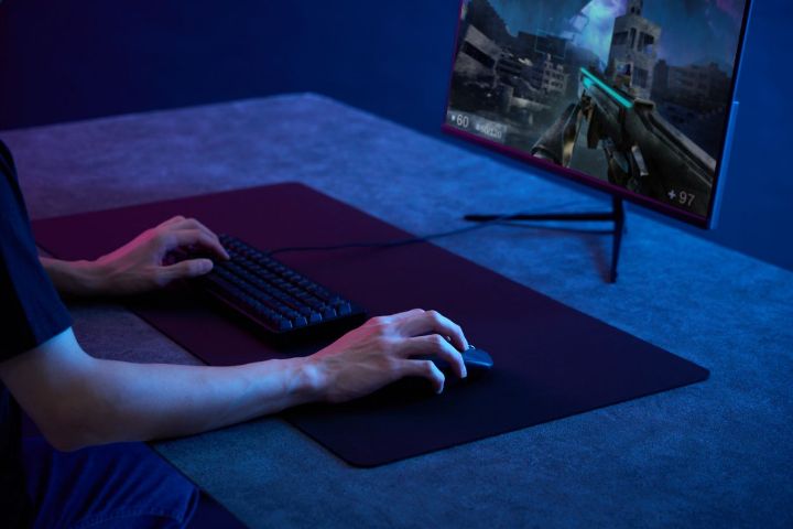 振り向き距離に対応し、操作面を気にせずプレイできる超ワイドサイズ