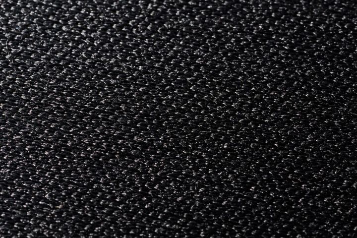 織り目が細かく生地目がなめらかなクロスを採用し、マウスに吸いつくような重みのある操作感を実現