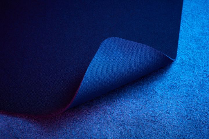 ナチュラルラバーによるクッション性が適度な沈み心地を再現し、絶妙なコントロールを可能に。長時間のプレイによる負担も軽減します