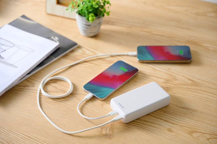 旅行先でも一日中安心の20,000mAhの大容量モバイルバッテリー