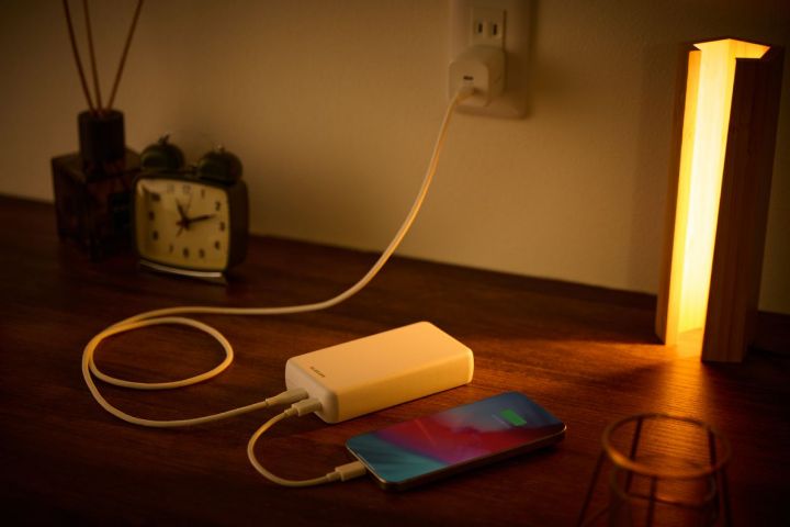 旅行先でも一日中安心の20,000mAhの大容量モバイルバッテリー