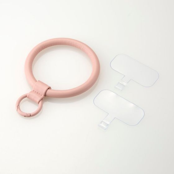 レザーのぷっくりした質感がアクセントでファッションとも相性が良い「＆me」シリーズのハンドストラップ・レザーリング