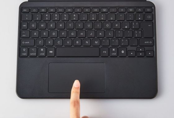 創造性を持ち運ぶiPad専用ケース一体型キーボード